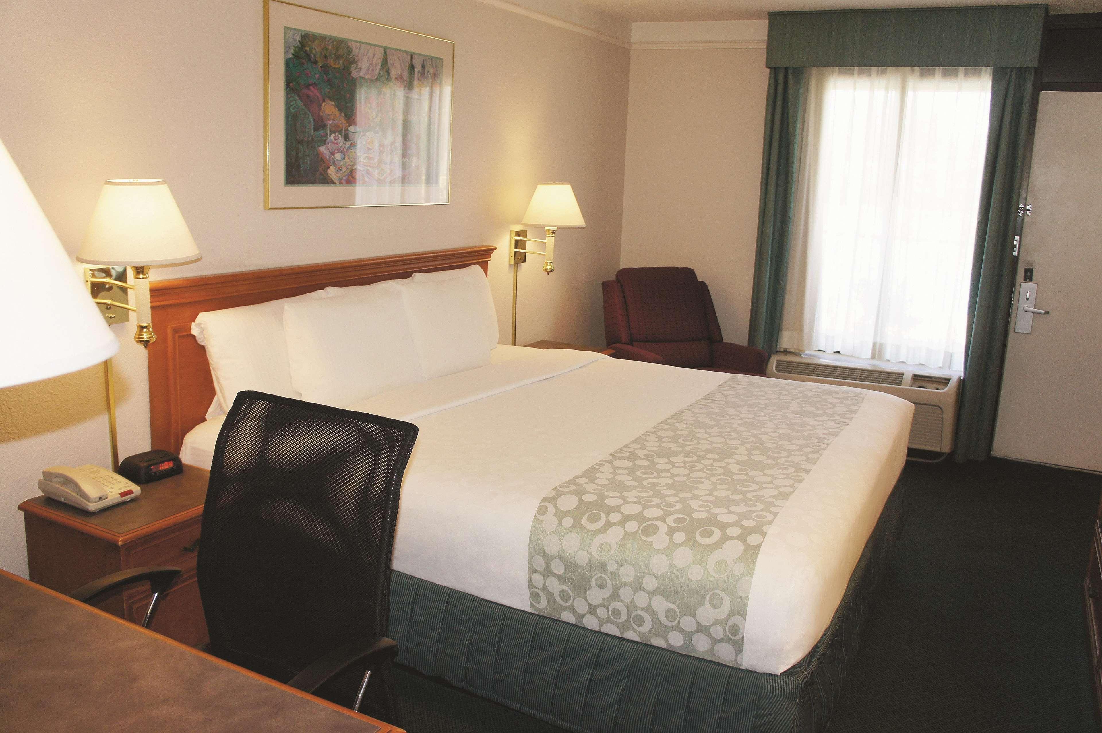 Super 8 By Wyndham Savannah Ngoại thất bức ảnh