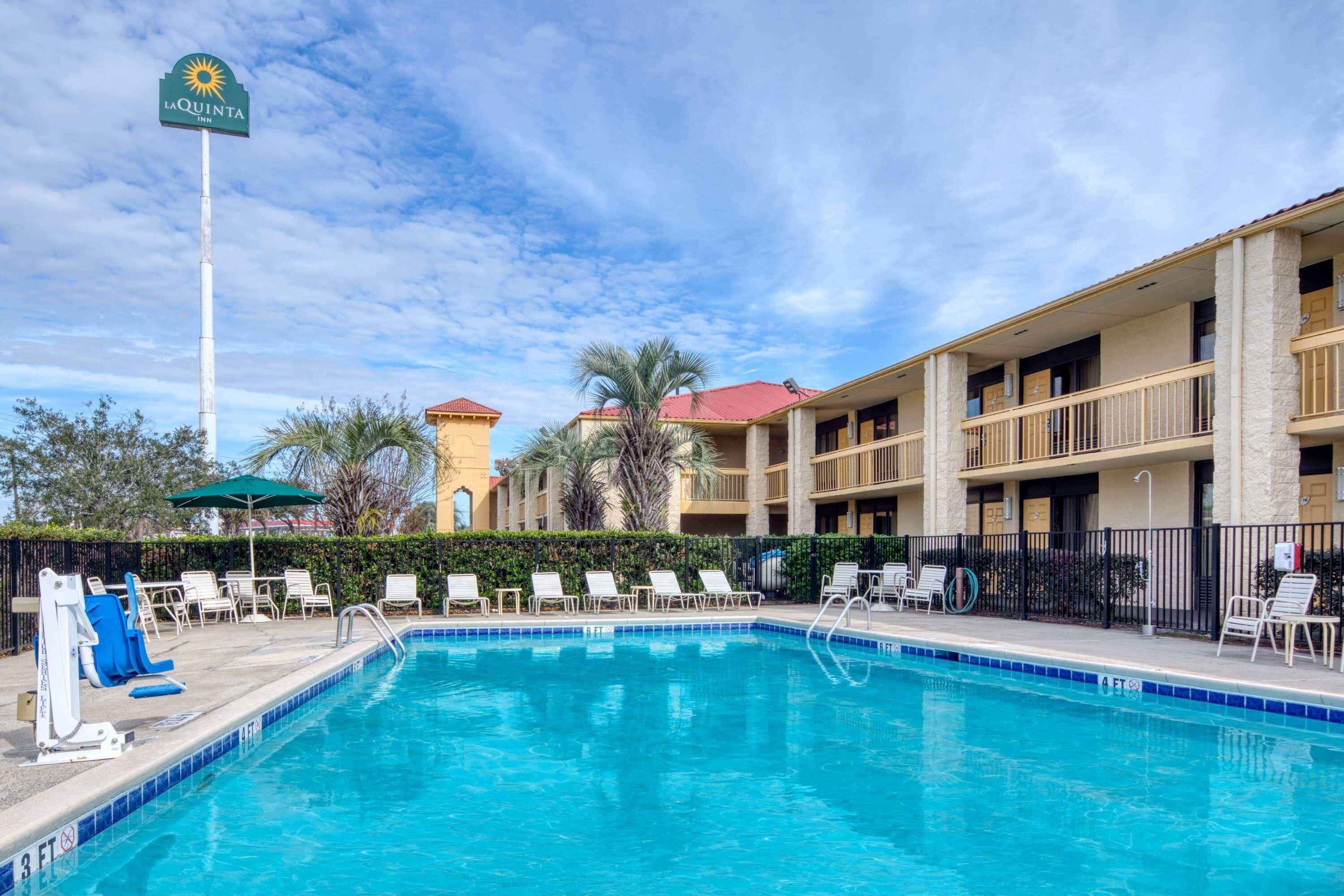 Super 8 By Wyndham Savannah Ngoại thất bức ảnh