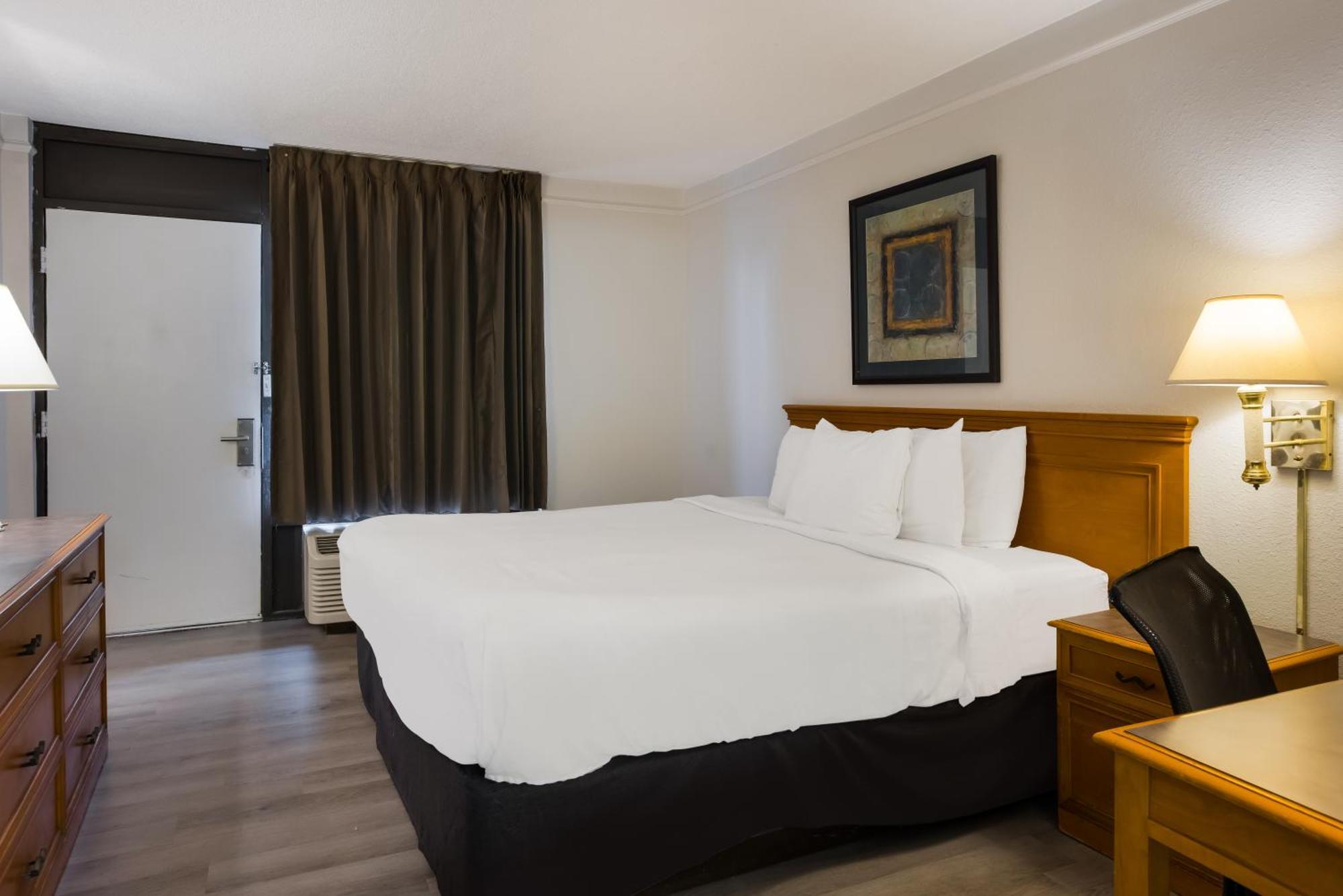 Super 8 By Wyndham Savannah Ngoại thất bức ảnh