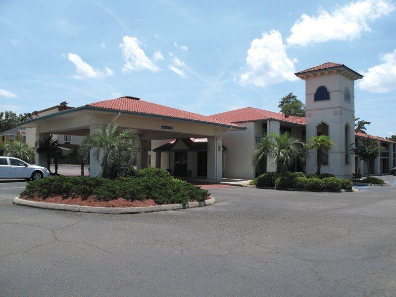Super 8 By Wyndham Savannah Ngoại thất bức ảnh